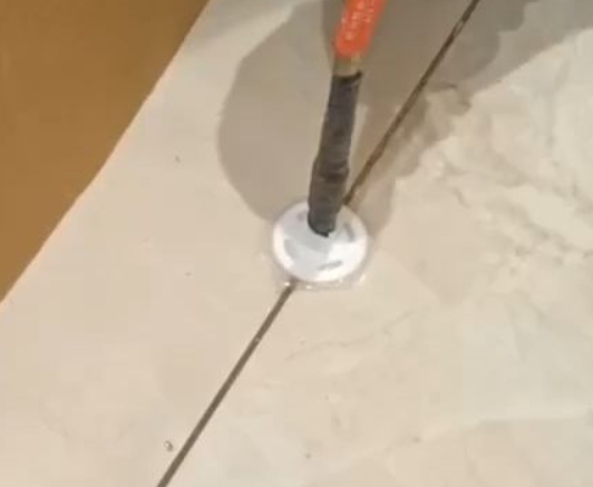 昌平瓷砖空鼓维修公司专业解答瓷砖在铺贴过程中，如果没有涂抹均匀到位的粘结材料（如水泥砂浆或瓷砖胶），可能会导致以下问题